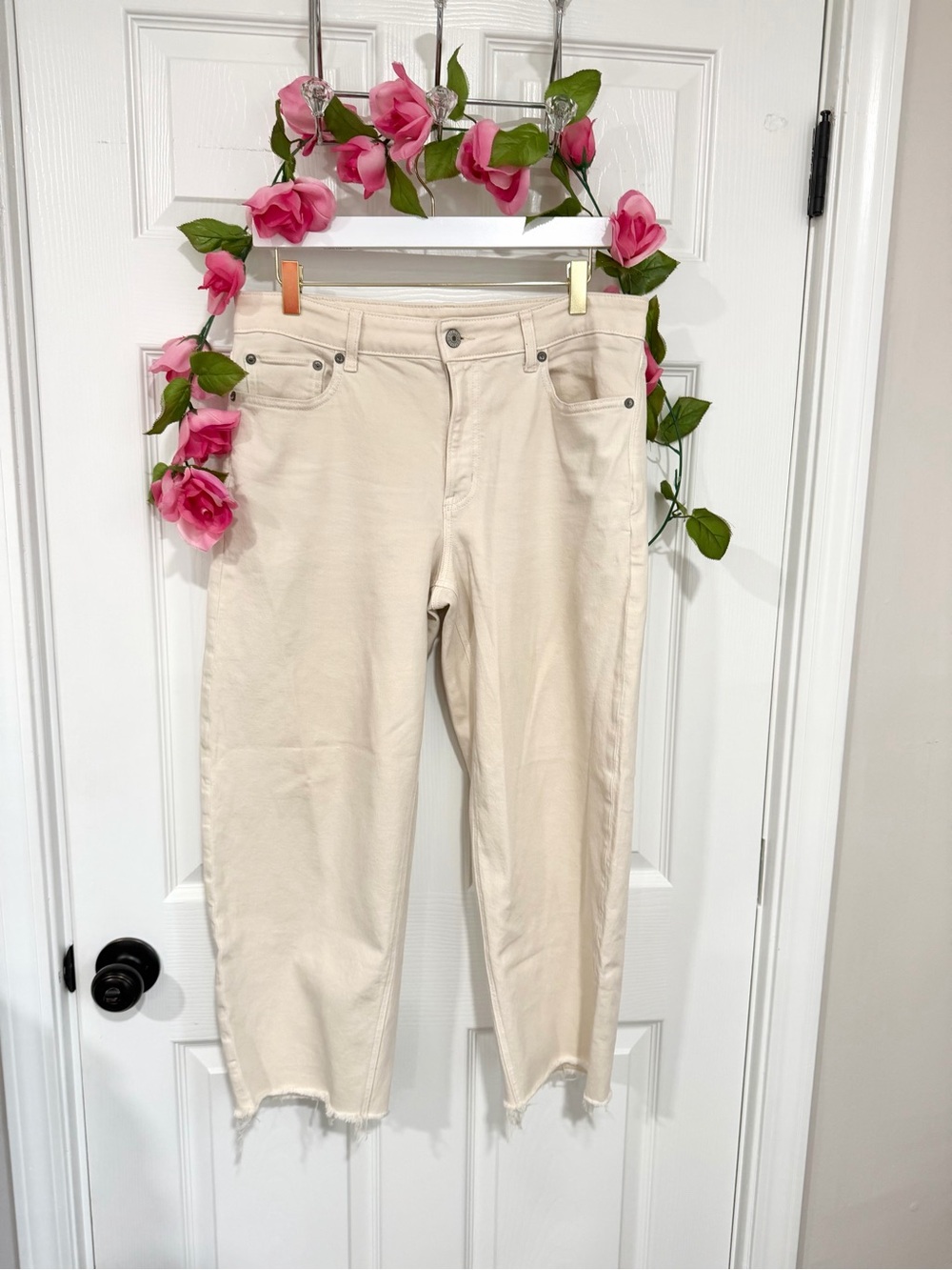 American Eagle Jeans Women’s 6 Short Cream Ecru High Rise Straight Leg Raw Hem